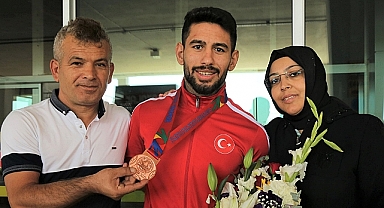 Dünya 3.'sü olan Torku Şeker Sporlu Alihan Bayraktar Yurda Döndü
