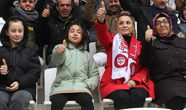 Elif Çeliktaş, Atkısını Taktı. Tribünde yerini aldı