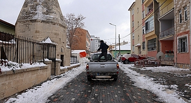 Karaman Belediyesi ekipleri karla mücadelesini sürdürüyor