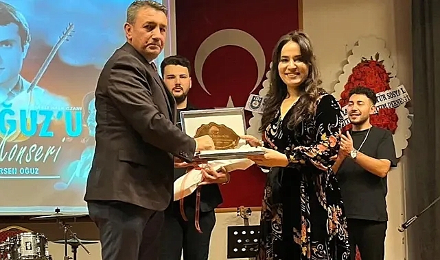Sahnede Babası İsa Oğuz’un Hatırasını Yaşattı