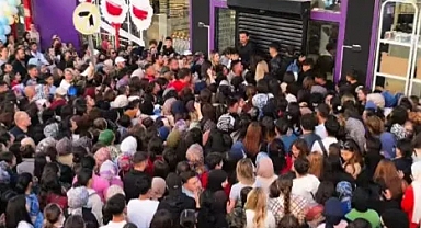 Karaman’da Bir Kozmetik Mağazasının Açılışında İzdiham