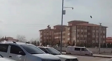 Kuvvetli Fırtına Çatıları, Tabelaları Uçurdu