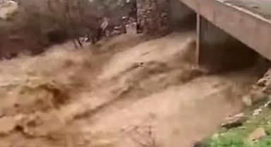 Karaman’da Şiddetli Yağış Dereleri Taşırdı, Şimşekler Geceyi Aydınlattı