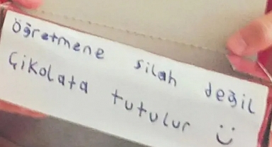 “Silah Değil Çikolata’ Diyen Karamanlı Gençler Türkiye’ye Umut Oldu